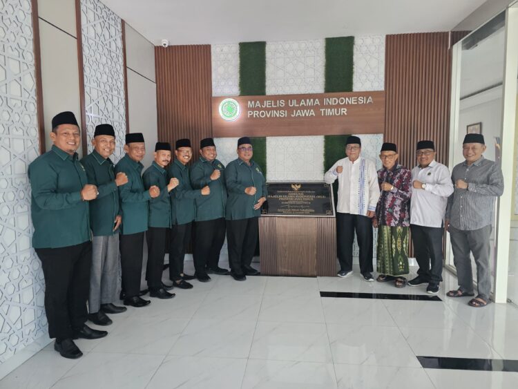 Pengurus DPW LDII Jawa Timur bersilaturahim ke Kantor Majelis Ulama Indonesia MUI Jawa Timur di Surabaya Rabu 278 Kunjungan ini dalam rangka mempererat ukhuwah Islamiyah sekaligus memohon doa kelancaran menjelang pelaksanaan Musyawarah Wilayah Muswil X LDII Jatim Dok LINES