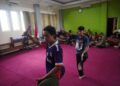 Pesilat PERSINAS ASAD Jawa Timur berlatih drama kolosal pencak silat yang akan ditampilkan pada pembukaan Muswil X LDII Jatim di Surabaya. Dok: LINES.