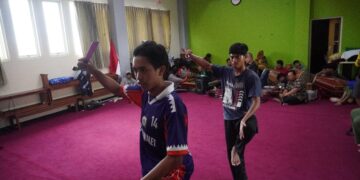 Pesilat PERSINAS ASAD Jawa Timur berlatih drama kolosal pencak silat yang akan ditampilkan pada pembukaan Muswil X LDII Jatim di Surabaya. Dok: LINES.