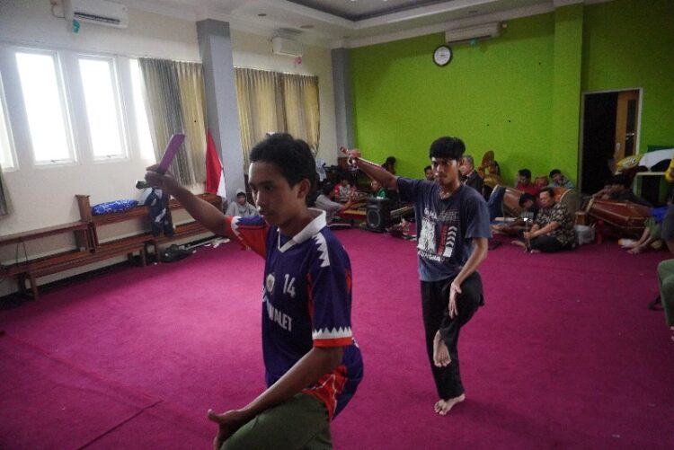 Pesilat PERSINAS ASAD Jawa Timur berlatih drama kolosal pencak silat yang akan ditampilkan pada pembukaan Muswil X LDII Jatim di Surabaya Dok LINES