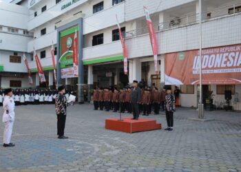 Santri dan dewan guru Pondok Pesantren Al Ubaidah Kertosono, Nganjuk, Jawa Timur, mengikuti upacara peringatan HUT ke-80 Kemerdekaan Republik Indonesia di halaman pesantren, Minggu (17/8/2025). Upacara berlangsung khidmat dengan inspektur upacara Pengasuh Ponpes Al Ubaidah, Habib Ubaidillah Al Hasany. Dok: LINES.