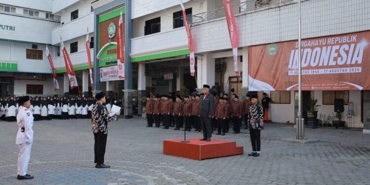 Santri dan dewan guru Pondok Pesantren Al Ubaidah Kertosono, Nganjuk, Jawa Timur, mengikuti upacara peringatan HUT ke-80 Kemerdekaan Republik Indonesia di halaman pesantren, Minggu (17/8/2025). Upacara berlangsung khidmat dengan inspektur upacara Pengasuh Ponpes Al Ubaidah, Habib Ubaidillah Al Hasany. Dok: LINES.