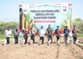 Sejumlah pejabat, tokoh pesantren, dan perwakilan TNI-Polri memulai penanaman jagung serentak se-Jawa Timur di lahan Pondok Pesantren Wali Barokah, Kota Kediri, Senin (5/8/2025), mendukung program ketahanan pangan nasional. Dok: LINES.