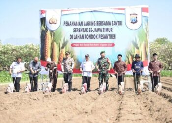 Sejumlah pejabat, tokoh pesantren, dan perwakilan TNI-Polri memulai penanaman jagung serentak se-Jawa Timur di lahan Pondok Pesantren Wali Barokah, Kota Kediri, Senin (5/8/2025), mendukung program ketahanan pangan nasional. Dok: LINES.