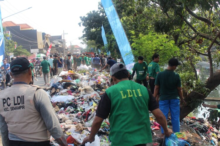 Ratusan relawan LDII membersihkan tumpukan sampah di bantaran Sungai Kali Tebu Kenjeran Surabaya Minggu 108 dalam kerja bakti massal menyambut HUT ke 80 RI Dok LINES