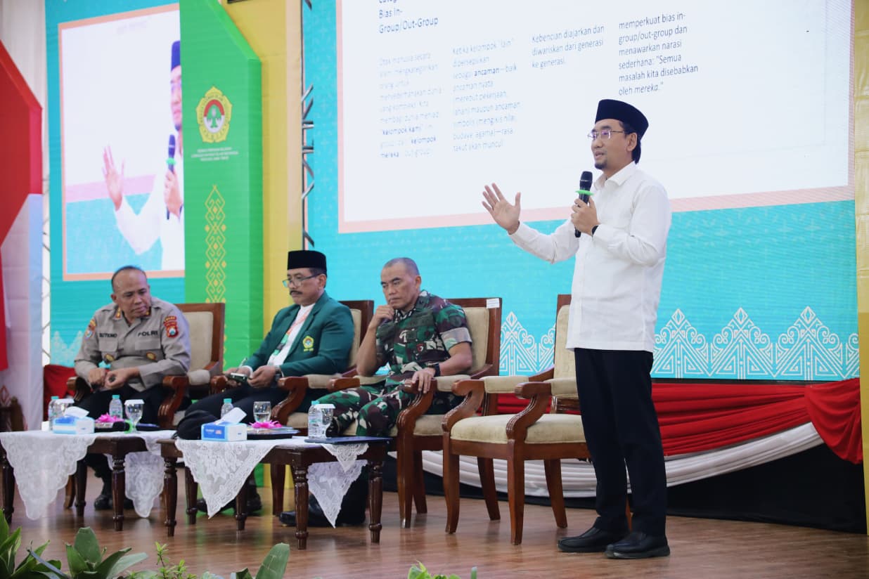 Menurut Prof. Widodo, tantangan terbesar yang dihadapi manusia saat ini adalah dalam hal komunikasi dan informasi, sehingga diperlukan untuk menyaring informasi dengan bijak agar dapat memperoleh kebenaran yang sesungguhnya. Dok: LINES.