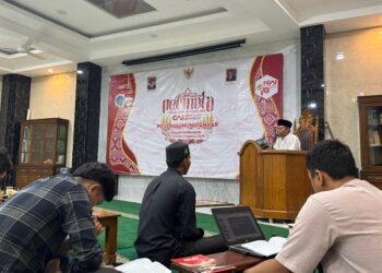 Peserta Asrama Permata CAI LDII Gunung Anyar menyimak materi pembinaan keagamaan yang disampaikan pemateri di Masjid Al Barokah, Surabaya, Minggu (3/8/2025). Kegiatan ini menjadi bagian dari penguatan karakter dan wawasan kebangsaan menjelang HUT ke-80 RI. Dok: LINES.