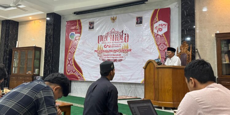 Peserta Asrama Permata CAI LDII Gunung Anyar menyimak materi pembinaan keagamaan yang disampaikan pemateri di Masjid Al Barokah, Surabaya, Minggu (3/8/2025). Kegiatan ini menjadi bagian dari penguatan karakter dan wawasan kebangsaan menjelang HUT ke-80 RI. Dok: LINES.