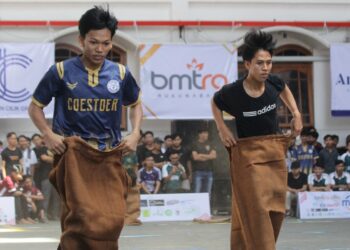 Santri mengikuti lomba balap karung dalam rangkaian perayaan HUT ke-80 Kemerdekaan Republik Indonesia di Pondok Pesantren Wali Barokah Kediri, Senin (19/8/2025). Berbagai perlombaan digelar untuk menumbuhkan semangat kebersamaan, sportivitas, serta menguatkan karakter luhur santri. Dok: LINES.