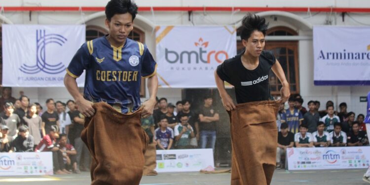 Santri mengikuti lomba balap karung dalam rangkaian perayaan HUT ke-80 Kemerdekaan Republik Indonesia di Pondok Pesantren Wali Barokah Kediri, Senin (19/8/2025). Berbagai perlombaan digelar untuk menumbuhkan semangat kebersamaan, sportivitas, serta menguatkan karakter luhur santri. Dok: LINES.