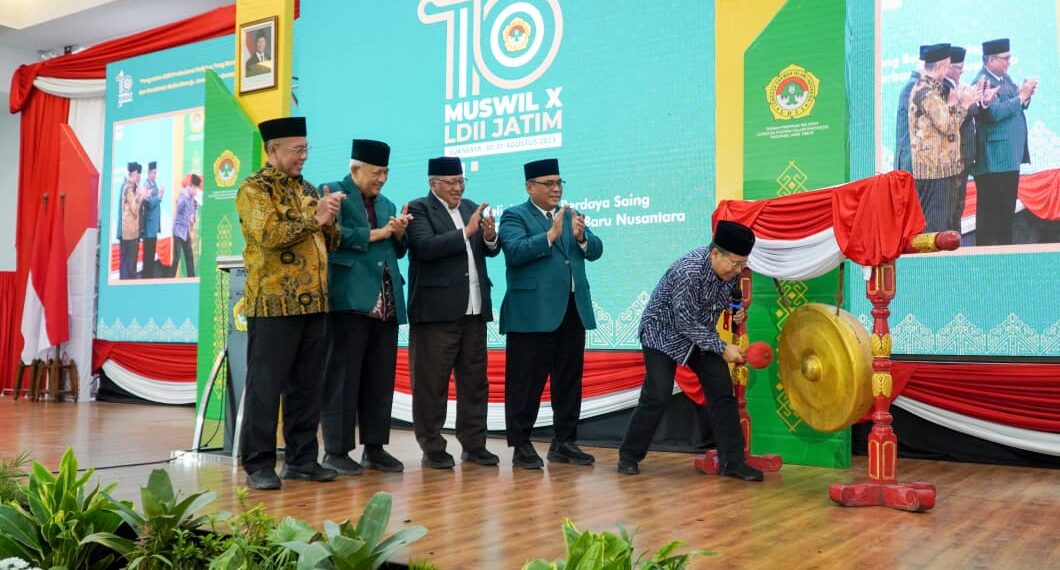 Asisten Administrasi Umum Sekretaris Daerah Provinsi Jawa Timur KH Akhmad Jazuli didampingi jajaran pengurus LDII memukul gong sebagai tanda dibukanya Musyawarah Wilayah Muswil X LDII Jawa Timur di Surabaya Sabtu 2982025 Forum lima tahunan ini menjadi momentum konsolidasi organisasi sekaligus merumuskan rekomendasi strategis dalam menghadapi dinamika sosial Dok LINES