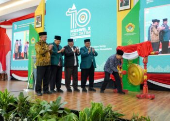 Asisten Administrasi Umum Sekretaris Daerah Provinsi Jawa Timur, KH Akhmad Jazuli didampingi jajaran pengurus LDII memukul gong sebagai tanda dibukanya Musyawarah Wilayah (Muswil) X LDII Jawa Timur di Surabaya, Sabtu (29/8/2025). Forum lima tahunan ini menjadi momentum konsolidasi organisasi sekaligus merumuskan rekomendasi strategis dalam menghadapi dinamika sosial. Dok: LINES.