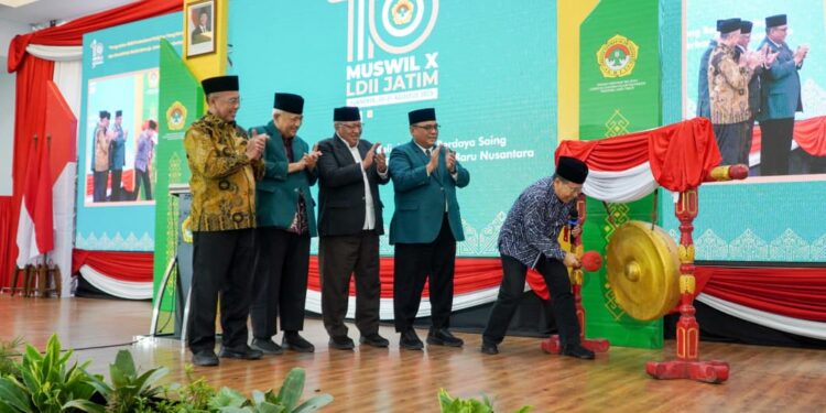 Asisten Administrasi Umum Sekretaris Daerah Provinsi Jawa Timur, KH Akhmad Jazuli didampingi jajaran pengurus LDII memukul gong sebagai tanda dibukanya Musyawarah Wilayah (Muswil) X LDII Jawa Timur di Surabaya, Sabtu (29/8/2025). Forum lima tahunan ini menjadi momentum konsolidasi organisasi sekaligus merumuskan rekomendasi strategis dalam menghadapi dinamika sosial. Dok: LINES.
