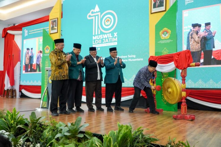 Asisten Administrasi Umum Sekretaris Daerah Provinsi Jawa Timur KH Akhmad Jazuli didampingi jajaran pengurus LDII memukul gong sebagai tanda dibukanya Musyawarah Wilayah Muswil X LDII Jawa Timur di Surabaya Sabtu 2982025 Forum lima tahunan ini menjadi momentum konsolidasi organisasi sekaligus merumuskan rekomendasi strategis dalam menghadapi dinamika sosial Dok LINES