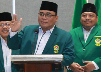 Ketua DPW LDII Jawa Timur KH Moch Amrodji Konawi (tengah) bicara soal Musyawarah Wilayah (Muswil) X LDII Jatim. Dok: LINES.