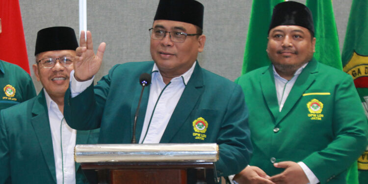 Ketua DPW LDII Jawa Timur KH Moch Amrodji Konawi (tengah) bicara soal Musyawarah Wilayah (Muswil) X LDII Jatim. Dok: LINES.