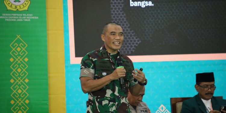 Brigjen TNI Dr. Singgih Pambudi Arinto menyampaikan materi wawasan kebangsaan dalam Dialog Kebangsaan pada Muswil X LDII Jawa Timur di Surabaya, membahas ancaman kebangsaan dari luar maupun dalam negeri. Dok: LINES.