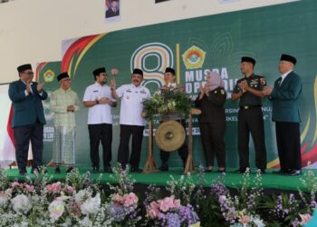 Bupati Nganjuk Marhaen Djumadi memukul gong didampingi Forkopimda saat membuka Musda VIII LDII Kabupaten Nganjuk, Rabu (24/9). Ia menegaskan pentingnya pendidikan agama sebagai pondasi utama dalam mencetak generasi yang unggul dan berkarakter. Dok. LINES.