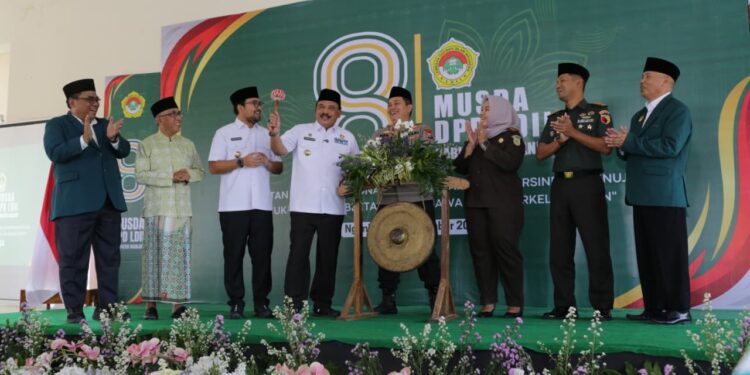 Bupati Nganjuk Marhaen Djumadi memukul gong didampingi Forkopimda saat membuka Musda VIII LDII Kabupaten Nganjuk, Rabu (24/9). Ia menegaskan pentingnya pendidikan agama sebagai pondasi utama dalam mencetak generasi yang unggul dan berkarakter. Dok. LINES.