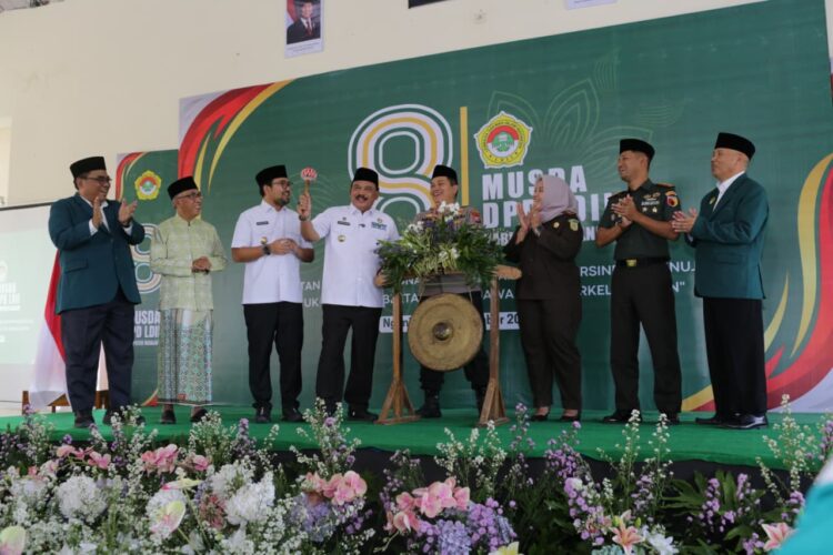 Bupati Nganjuk Marhaen Djumadi memukul gong didampingi Forkopimda saat membuka Musda VIII LDII Kabupaten Nganjuk Rabu 249 Ia menegaskan pentingnya pendidikan agama sebagai pondasi utama dalam mencetak generasi yang unggul dan berkarakter Dok LINES