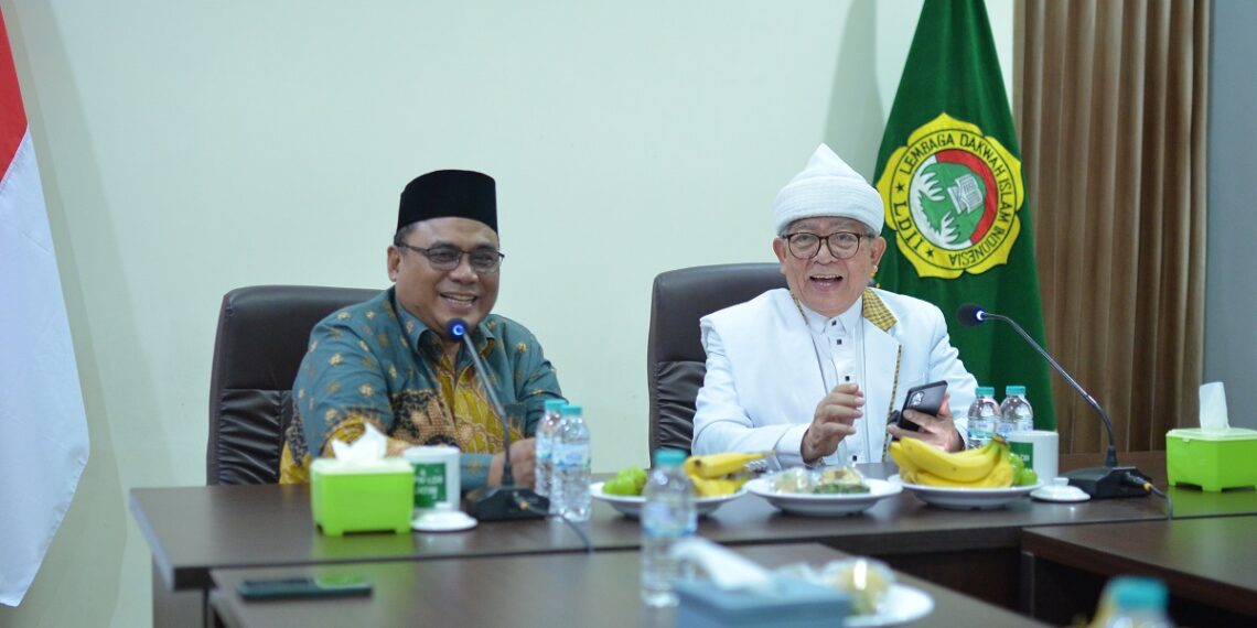 Ketua DPW LDII Jawa Timur, KH Moch Amrodji Konawi (kiri), menerima kunjungan silaturahim Pendiri sekaligus Pembina Pondok Pesantren Tasawuf dan Tahfizhul Qur’an Baitul Mustaghfirin Al-Amir, Buya Prof. Dr. KH. Amiruddin MS (kanan), di kantor DPW LDII Jatim, Surabaya, Kamis (18/9). Pertemuan berlangsung hangat dalam rangka mempererat ukhuwah Islamiyah dan sinergi dakwah. Dok. LINES.