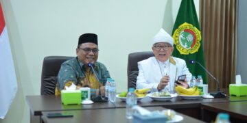 Ketua DPW LDII Jawa Timur KH Moch Amrodji Konawi kiri menerima kunjungan silaturahim Pendiri sekaligus Pembina Pondok Pesantren Tasawuf dan Tahfizhul Quran Baitul Mustaghfirin Al Amir Buya Prof Dr KH Amiruddin MS kanan di kantor DPW LDII Jatim Surabaya Kamis 189 Pertemuan berlangsung hangat dalam rangka mempererat ukhuwah Islamiyah dan sinergi dakwah Dok LINES