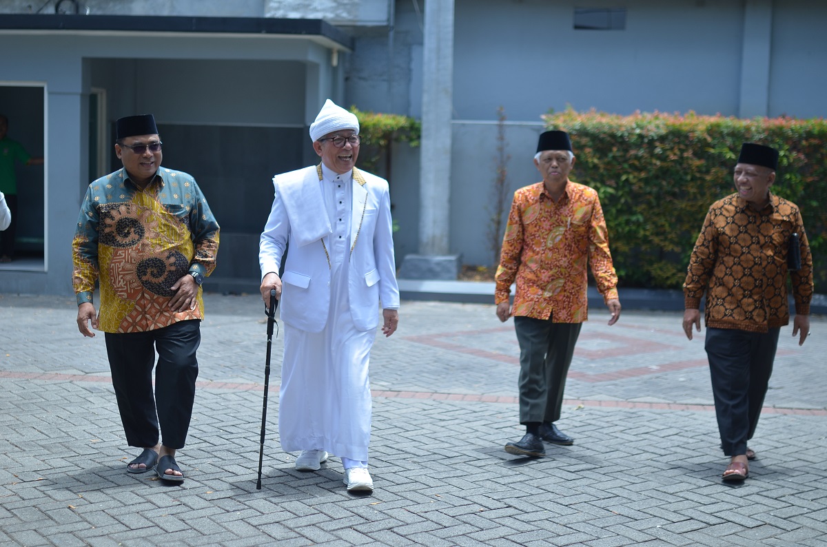 Pendiri dan Pembina Pondok Pesantren Tasawuf dan Tahfizhul Qur’an Baitul Mustaghfirin Al-Amir, Buya Prof. Dr. KH. Amiruddin MS (kedua dari kiri), didampingi Ketua DPW LDII Jawa Timur, KH Moch Amrodji Konawi (kiri), saat tiba di kantor DPW LDII Jatim, Surabaya, Kamis (18/9). Dok. LINES.