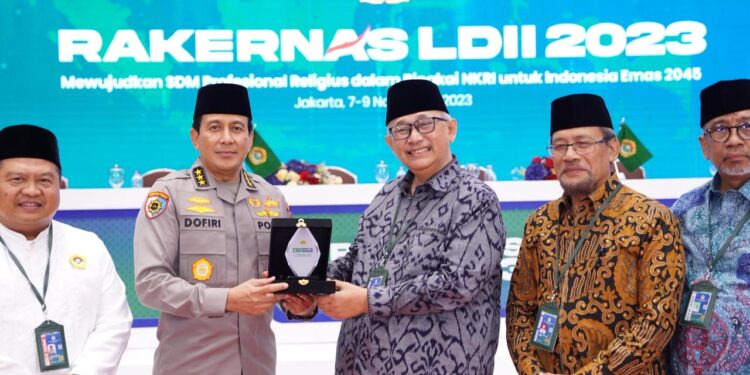 Komisaris Jenderal Polisi (Purn) Ahmad Dofiri saat masih menjabat Inspektur Pengawasan Umum Kepolisian Negara Republik Indonesia (Irwasum Polri) menjadi pembicara di Rakernas LDII 2023, Jakarta (9/11/2023). Ia mengatakan Kamtibnas merupakan prasyarat pembangunan negara. Dok. LINES.