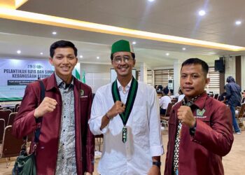 Pemuda LDII Kota Kediri, Dzikir Setya Atmaja (kanan) berfoto bersama Chanifan Ibadi (tengah) yang resmi dilantik sebagai Ketua Umum HMI Cabang Kediri Masa Juang 2025–2026, serta jajaran Pemuda LDII Kota Kediri usai acara Pelantikan Raya dan Simposium Kebangsaan dan Keumatan di Ruang Joyoboyo, Balai Kota Kediri, Sabtu (27/9). Dok. LINES.