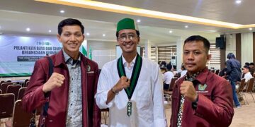 Pemuda LDII Kota Kediri Dzikir Setya Atmaja kanan berfoto bersama Chanifan Ibadi tengah yang resmi dilantik sebagai Ketua Umum HMI Cabang Kediri Masa Juang 20252026 serta jajaran Pemuda LDII Kota Kediri usai acara Pelantikan Raya dan Simposium Kebangsaan dan Keumatan di Ruang Joyoboyo Balai Kota Kediri Sabtu 279 Dok LINES
