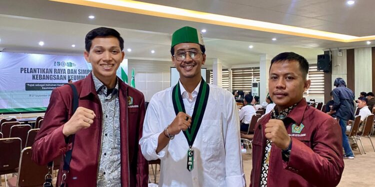 Pemuda LDII Kota Kediri, Dzikir Setya Atmaja (kanan) berfoto bersama Chanifan Ibadi (tengah) yang resmi dilantik sebagai Ketua Umum HMI Cabang Kediri Masa Juang 2025–2026, serta jajaran Pemuda LDII Kota Kediri usai acara Pelantikan Raya dan Simposium Kebangsaan dan Keumatan di Ruang Joyoboyo, Balai Kota Kediri, Sabtu (27/9). Dok. LINES.