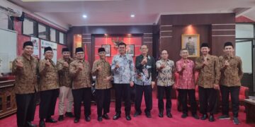 Ketua DPD LDII Kota Blitar Pardi Sholikul Umam bersama jajaran pengurus saat berfoto bersama Wali Kota Blitar Syauqul Muhibbin usai audiensi di Balai Kota Blitar Kamis 49 Pertemuan tersebut menjadi ajang mempererat komunikasi dan sinergi antara LDII dan Pemerintah Kota Blitar dalam menjaga kondusifitas kota Dok LINES