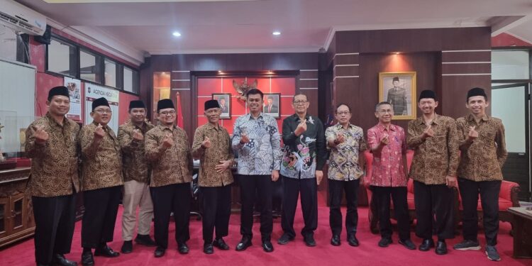 Ketua DPD LDII Kota Blitar, Pardi Sholikul Umam, bersama jajaran pengurus saat berfoto bersama Wali Kota Blitar, Syauqul Muhibbin, usai audiensi di Balai Kota Blitar, Kamis (4/9). Pertemuan tersebut menjadi ajang mempererat komunikasi dan sinergi antara LDII dan Pemerintah Kota Blitar dalam menjaga kondusifitas kota. Dok: LINES.