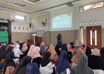 Peserta remaja putri mengikuti seminar “Bijak Bermedia Sosial” yang diselenggarakan DPD LDII Kota Kediri di Aula Jamiul Husna, Pesantren, Minggu (21/9). Kegiatan ini menghadirkan narasumber dari Bidang Keputrian PPG LDII Kediri. Dok. LINES.