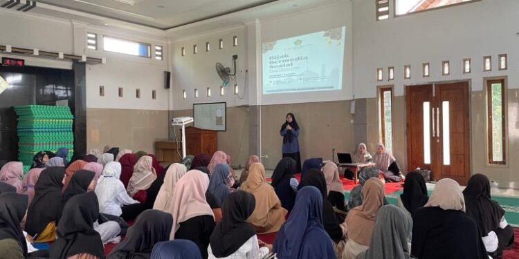 Peserta remaja putri mengikuti seminar “Bijak Bermedia Sosial” yang diselenggarakan DPD LDII Kota Kediri di Aula Jamiul Husna, Pesantren, Minggu (21/9). Kegiatan ini menghadirkan narasumber dari Bidang Keputrian PPG LDII Kediri. Dok. LINES.