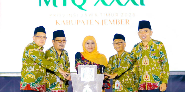 Gubernur Jawa Timur Khofifah Indar Parawansa (tengah) bersama jajaran pimpinan dan panitia menekan tombol simbolis sebagai tanda pembukaan Musabaqah Tilawatil Qur’an (MTQ) XXXI Tingkat Provinsi Jawa Timur di Jember Sport Garden, Sabtu malam (13/9). Acara ini dihadiri oleh berbagai tokoh masyarakat dan organisasi keagamaan, termasuk perwakilan dari LDII Jawa Timur, sebagai bentuk dukungan terhadap syiar Al-Qur’an dan pembangunan generasi Qur’ani di Jawa Timur. Dok. LINES.