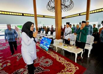 Bupati Banyuwangi Ipuk Fiestiandani menyapa para tokoh agama dan masyarakat saat menghadiri Rapat Koordinasi Forum Kerukunan Umat Beragama (FKUB) di Pendopo Sabha Swagata Blambangan, Sabtu (27/9). Acara tersebut turut diikuti Ketua DPD LDII Banyuwangi Astro Junaedi bersama sejumlah tokoh lintas agama. Dok. LINES.