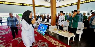 Bupati Banyuwangi Ipuk Fiestiandani menyapa para tokoh agama dan masyarakat saat menghadiri Rapat Koordinasi Forum Kerukunan Umat Beragama FKUB di Pendopo Sabha Swagata Blambangan Sabtu 279 Acara tersebut turut diikuti Ketua DPD LDII Banyuwangi Astro Junaedi bersama sejumlah tokoh lintas agama Dok LINES