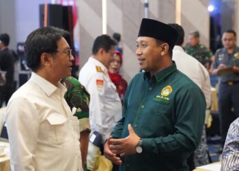 Wakil Ketua DPW LDII Jawa Timur Akhmad Malik Afandi berbincang dengan Deputi Bidang Materi Komunikasi dan Informasi, Kantor Komunikasi Kepresidenan Muhammad Isra Ramli saat menghadiri kegiatan penguatan ideologi Pancasila. Kegiatan tersebut diikuti oleh berbagai unsur pemerintah, TNI/Polri, dan organisasi masyarakat di Jawa Timur. Dok.LINES.