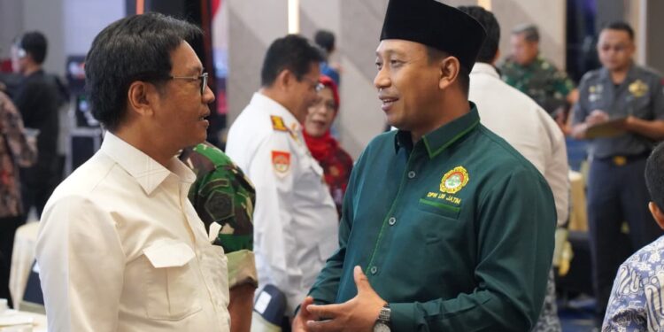 Wakil Ketua DPW LDII Jawa Timur Akhmad Malik Afandi berbincang dengan Deputi Bidang Materi Komunikasi dan Informasi, Kantor Komunikasi Kepresidenan Muhammad Isra Ramli saat menghadiri kegiatan penguatan ideologi Pancasila. Kegiatan tersebut diikuti oleh berbagai unsur pemerintah, TNI/Polri, dan organisasi masyarakat di Jawa Timur. Dok.LINES.