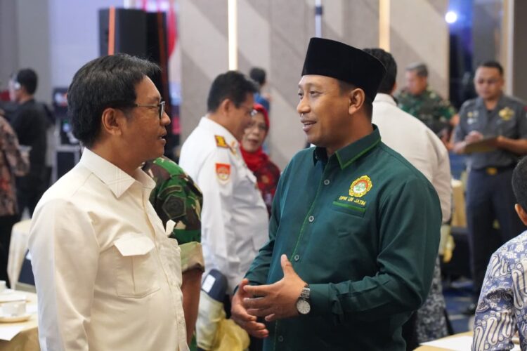 Wakil Ketua DPW LDII Jawa Timur Akhmad Malik Afandi berbincang dengan Deputi Bidang Materi Komunikasi dan Informasi Kantor Komunikasi Kepresidenan Muhammad Isra Ramli saat menghadiri kegiatan penguatan ideologi Pancasila Kegiatan tersebut diikuti oleh berbagai unsur pemerintah TNIPolri dan organisasi masyarakat di Jawa Timur DokLINES