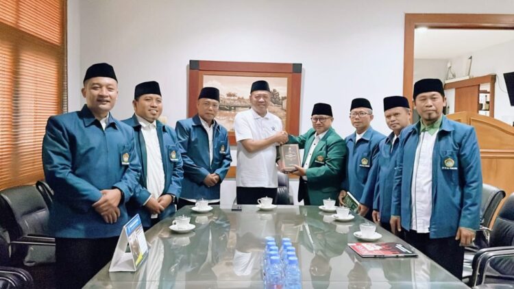 Bupati Tulungagung Gatut Sunu Wibowo menyambut hangat kehadiran pengurus LDII Ia mengapresiasi kiprah LDII melalui delapan klaster program unggulan LDII yang selaras dengan pembangunan daerah Selasa 169 Dok LINES | LDII JAWA TIMUR Bupati Tulungagung Gatut Sunu Wibowo menyambut hangat kehadiran pengurus LDII Ia mengapresiasi kiprah LDII melalui delapan klaster program unggulan LDII yang selaras dengan pembangunan daerah Selasa 169 Dok LINES