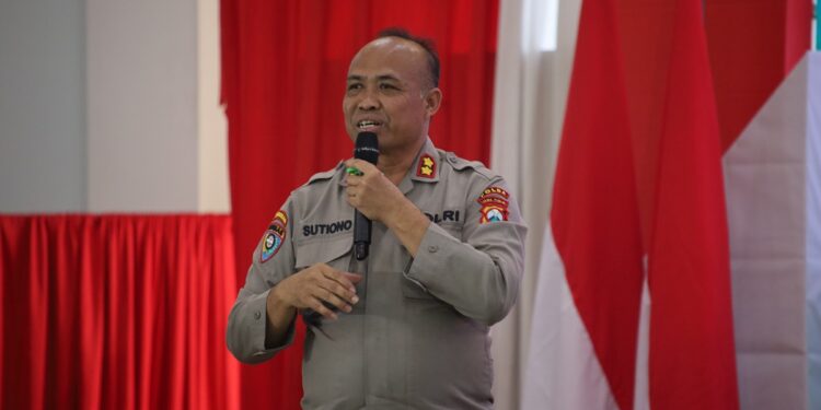 Kasubdit Bintibsos Ditbinmas Polda Jawa Timur, AKBP Sutiono menekankan pentingnya moderasi beragama sebagai kunci menjaga persatuan bangsa dalam Dialog Kebangsaan Muswil X LDII Jawa Timur, Surabaya (30/8). Dok: LINES.