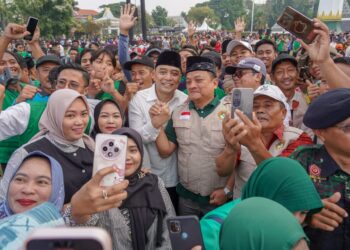 Wali Kota Surabaya Eri Cahyadi (tengah, berkemeja putih) berfoto bersama warga usai deklarasi Jogo Suroboyo, Jogo Indonesia di Tugu Pahlawan, Kamis (4/9/2025). Ribuan warga dari berbagai elemen masyarakat tumpah ruah dalam kegiatan tersebut sebagai simbol kebersamaan menjaga Kota Pahlawan tetap aman dan rukun. Dok. LINES.