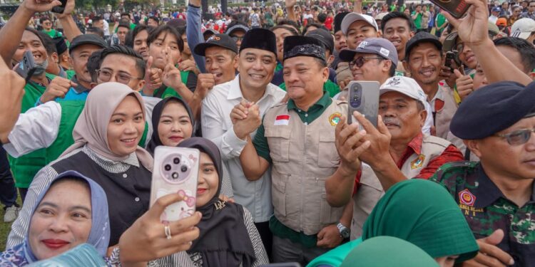 Wali Kota Surabaya Eri Cahyadi (tengah, berkemeja putih) berfoto bersama warga usai deklarasi Jogo Suroboyo, Jogo Indonesia di Tugu Pahlawan, Kamis (4/9/2025). Ribuan warga dari berbagai elemen masyarakat tumpah ruah dalam kegiatan tersebut sebagai simbol kebersamaan menjaga Kota Pahlawan tetap aman dan rukun. Dok. LINES.