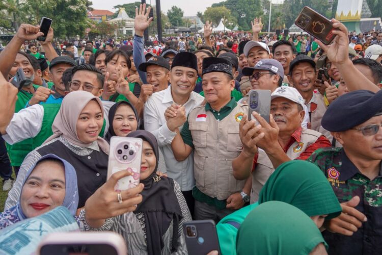 Wali Kota Surabaya Eri Cahyadi tengah berkemeja putih berfoto bersama warga usai deklarasi Jogo Suroboyo Jogo Indonesia di Tugu Pahlawan Kamis 492025 Ribuan warga dari berbagai elemen masyarakat tumpah ruah dalam kegiatan tersebut sebagai simbol kebersamaan menjaga Kota Pahlawan tetap aman dan rukun Dok LINES