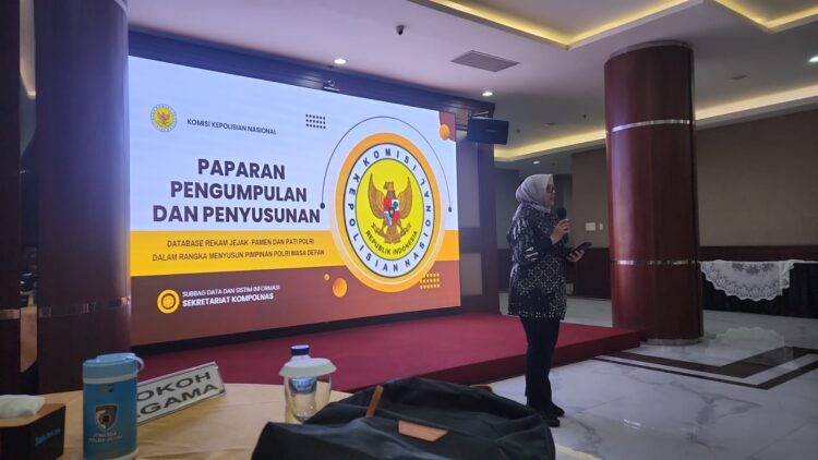 Perwakilan Kompolnas memaparkan materi terkait pengumpulan dan penyusunan database rekam jejak Pamen dan Pati Polri dalam kegiatan monitoring dan evaluasi monev di Mapolda Jatim Selasa 169