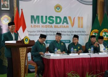 Ketua DPD LDII Kota Blitar masa bakti 2020–2025, Pardi Sholikul Umam (kiri), menyampaikan laporan pertanggungjawaban dalam Musyawarah Daerah (Musda) VII LDII Kota Blitar di Kantor DPD LDII, Selasa (23/9/2025). Dok. LINES.