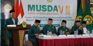 Ketua DPD LDII Kota Blitar masa bakti 20202025 Pardi Sholikul Umam kiri menyampaikan laporan pertanggungjawaban dalam Musyawarah Daerah Musda VII LDII Kota Blitar di Kantor DPD LDII Selasa 2392025 Dok LINES