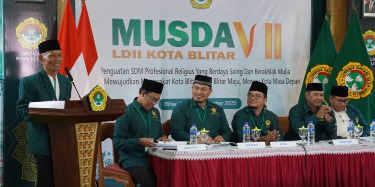 Ketua DPD LDII Kota Blitar masa bakti 2020–2025, Pardi Sholikul Umam (kiri), menyampaikan laporan pertanggungjawaban dalam Musyawarah Daerah (Musda) VII LDII Kota Blitar di Kantor DPD LDII, Selasa (23/9/2025). Dok. LINES.